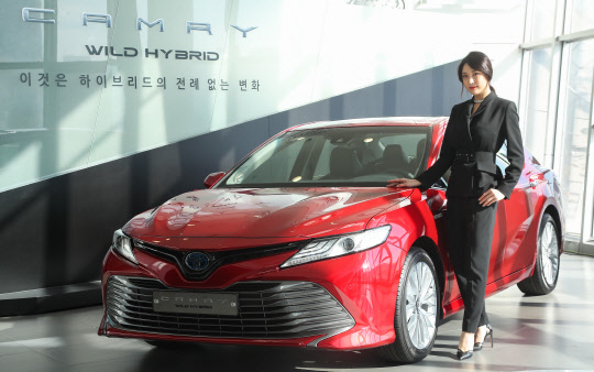 19일 오전 서울 한강 세빛섬에서 열린 도요타 뉴 캠리 공개행사에서 모델이 신제품 차량을 선보이고 있다.